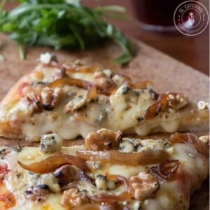 Pizza de Blue Cheese, Nueces y Cebolla Caramelizada